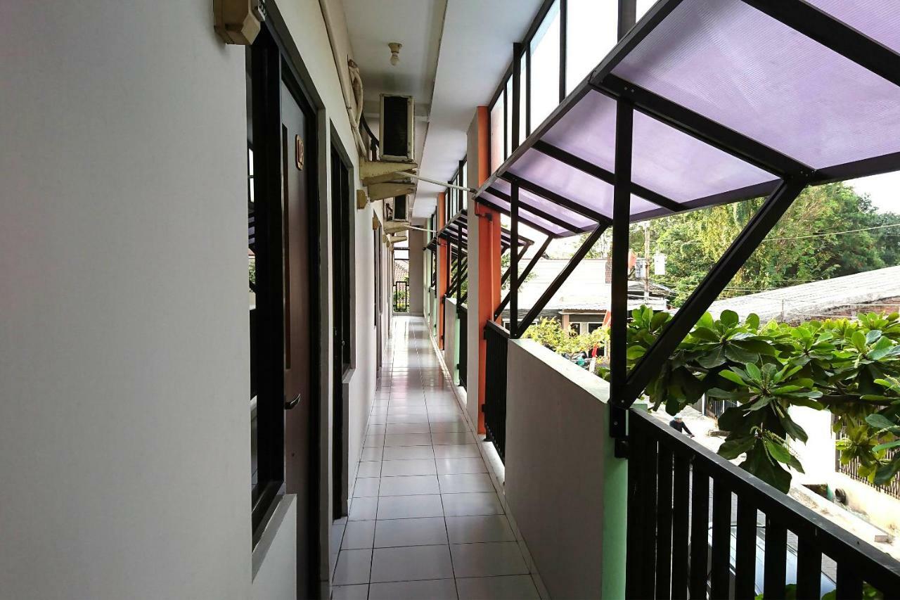 Reddoorz Near Stasiun Tawang Semarang Hotel Exterior photo