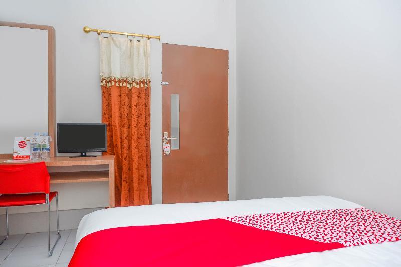 Reddoorz Near Stasiun Tawang Semarang Hotel Exterior photo
